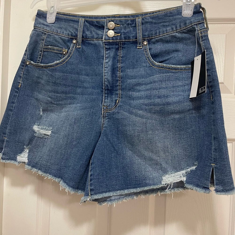 ladies short jeans size 13
Inseam 5 inches